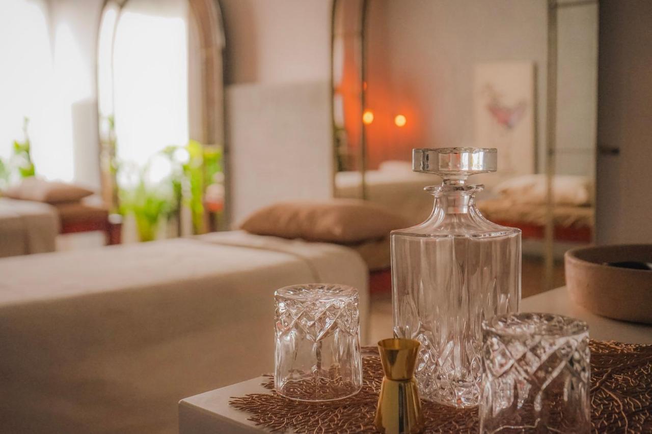 V Grand Hotel, A Member Of Radisson Individuals ميديلين المظهر الخارجي الصورة