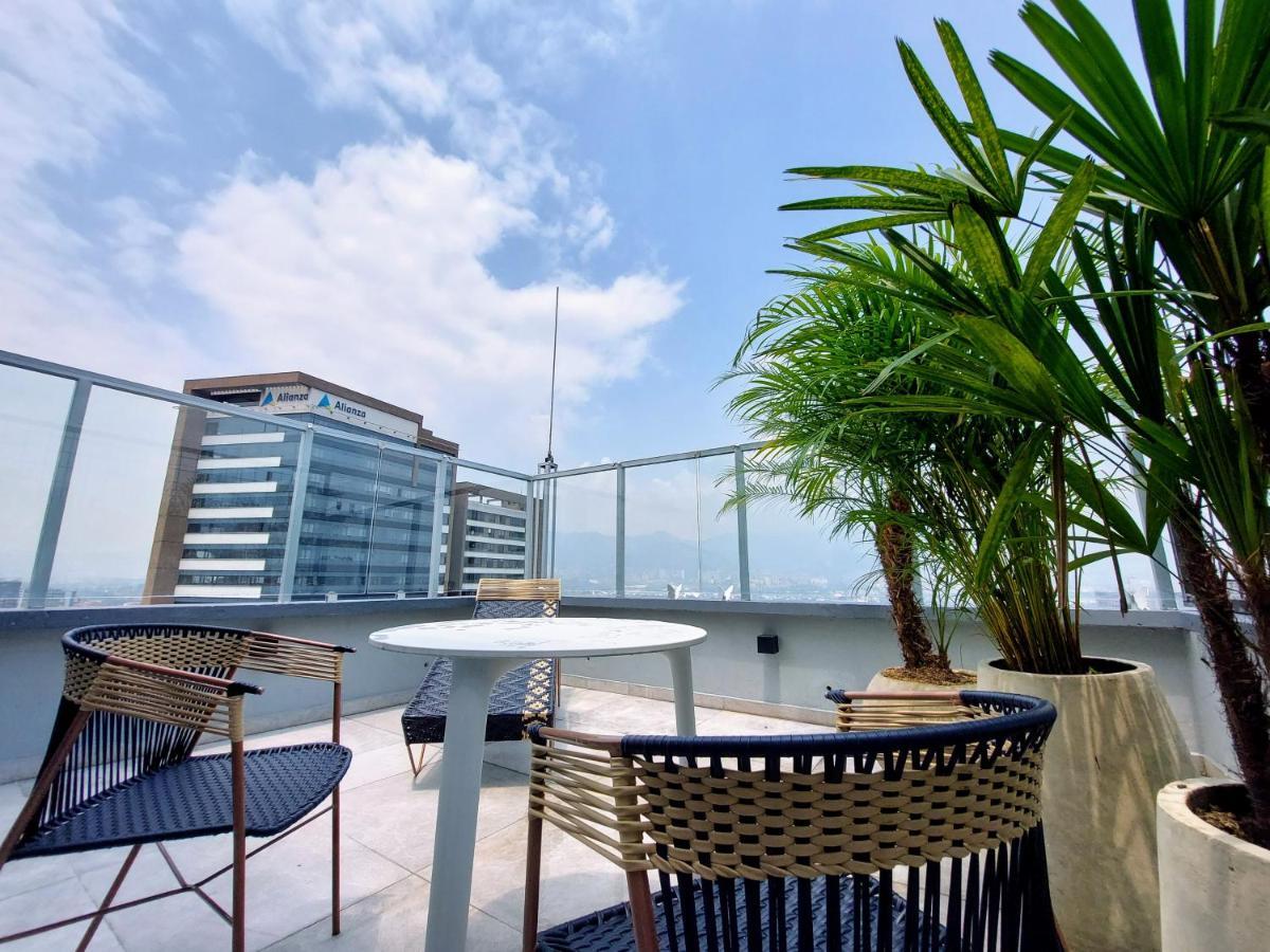 V Grand Hotel, A Member Of Radisson Individuals ميديلين المظهر الخارجي الصورة