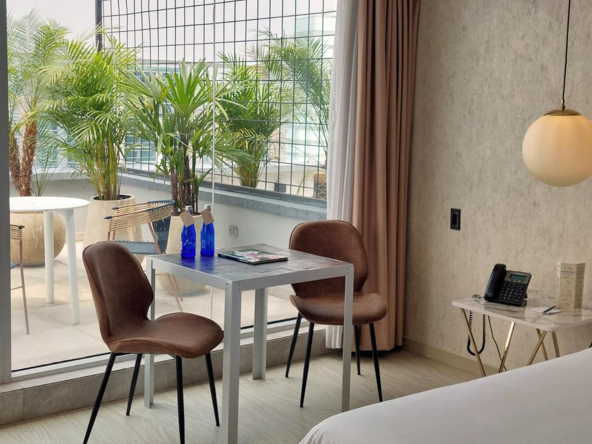 V Grand Hotel, A Member Of Radisson Individuals ميديلين المظهر الخارجي الصورة