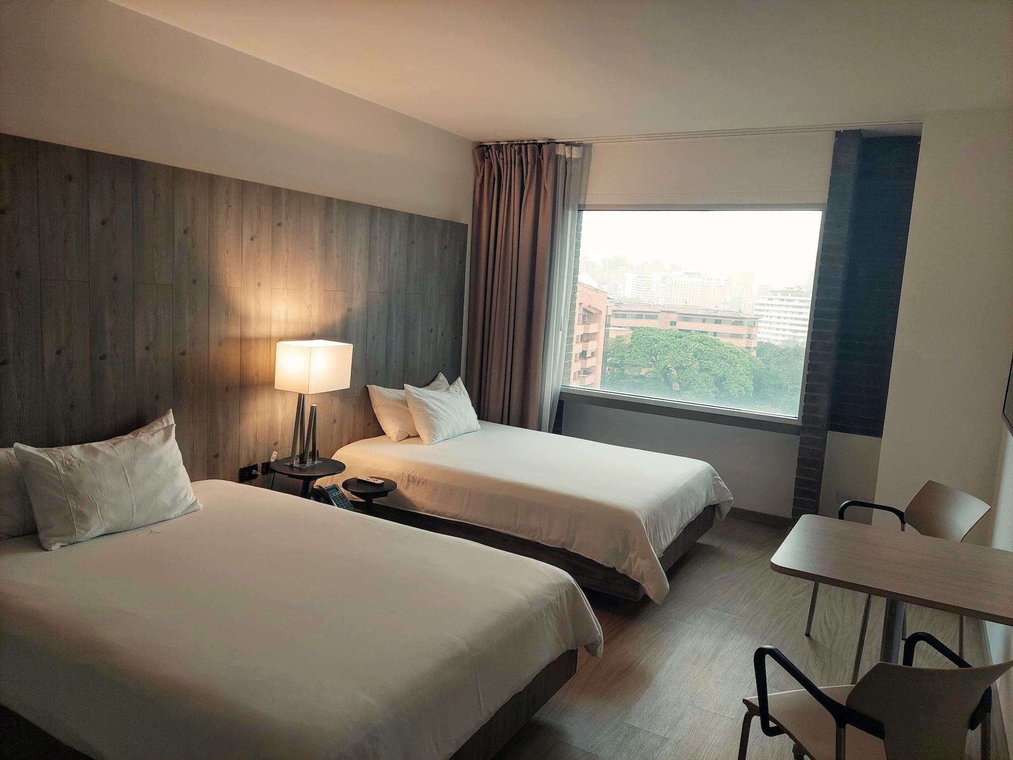 V Grand Hotel, A Member Of Radisson Individuals ميديلين المظهر الخارجي الصورة