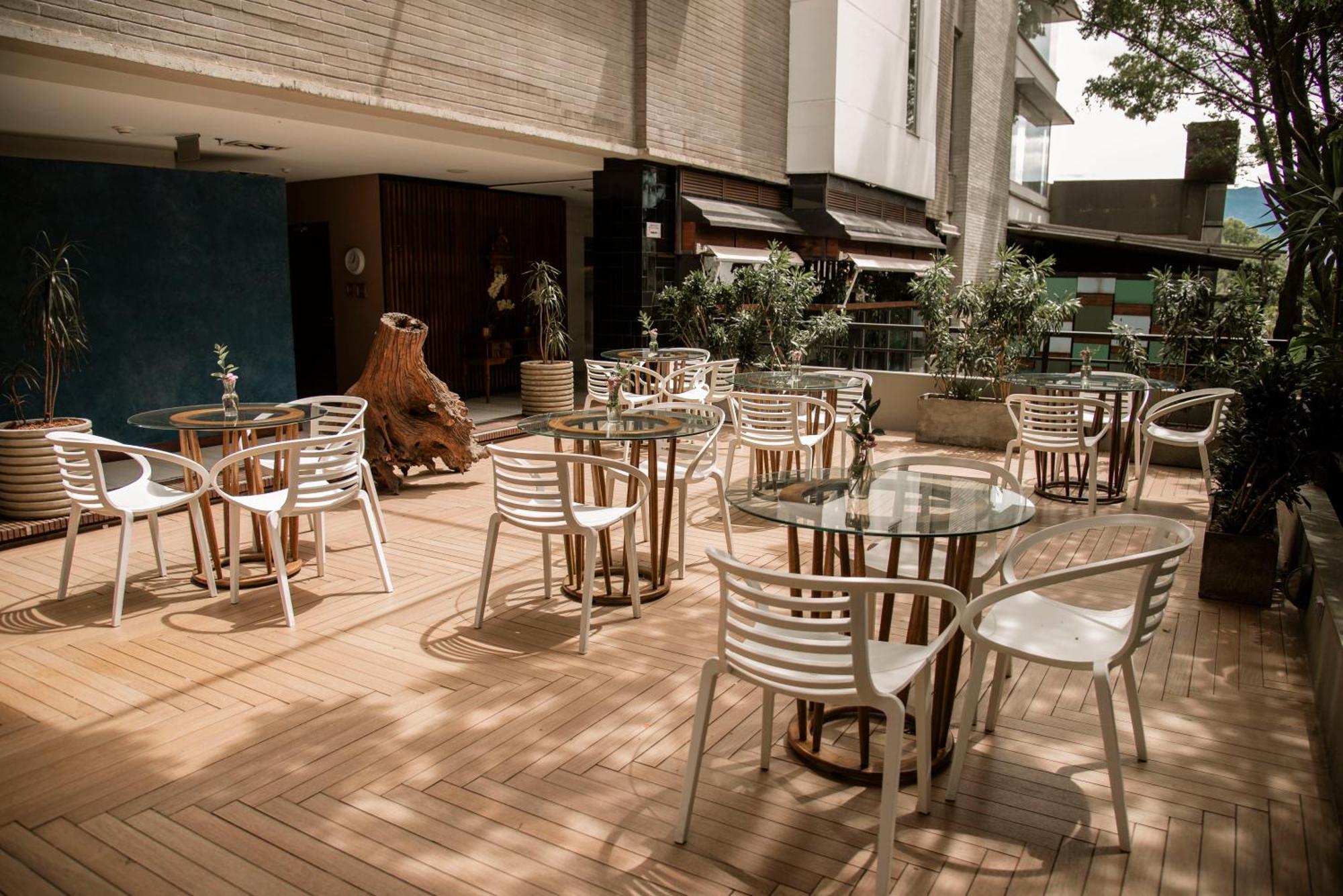 V Grand Hotel, A Member Of Radisson Individuals ميديلين المظهر الخارجي الصورة