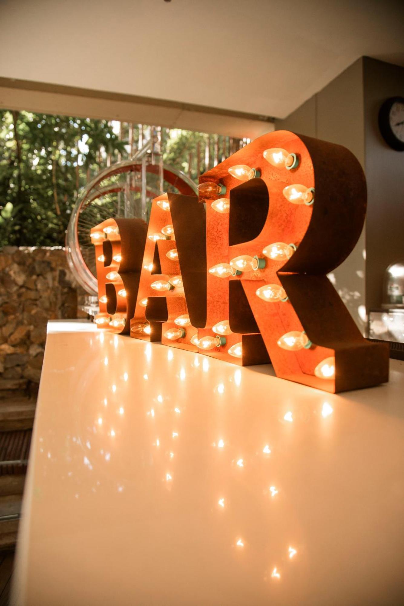V Grand Hotel, A Member Of Radisson Individuals ميديلين المظهر الخارجي الصورة