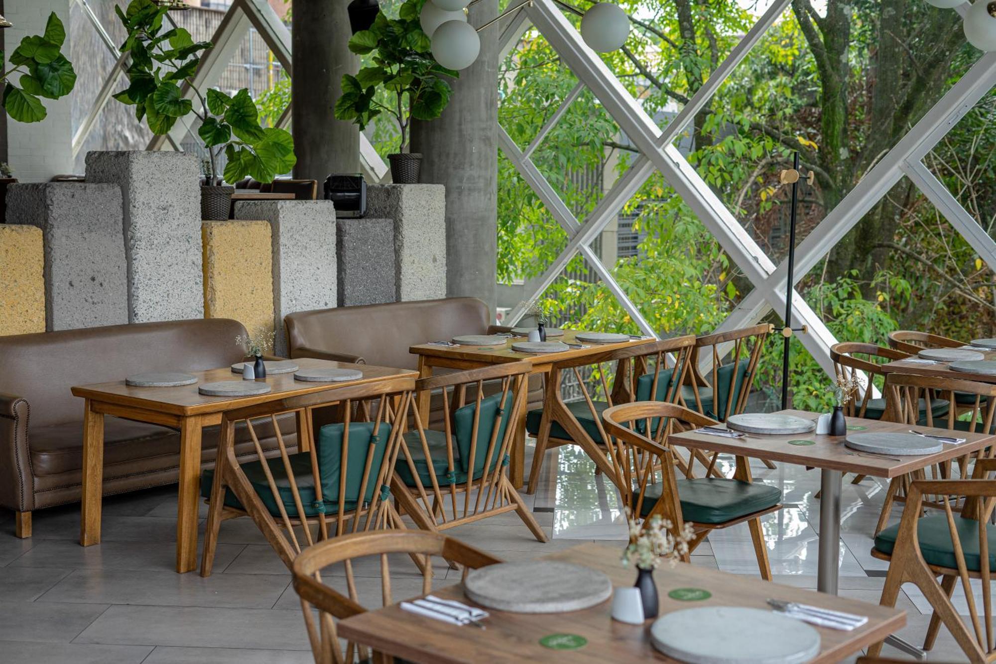 V Grand Hotel, A Member Of Radisson Individuals ميديلين المظهر الخارجي الصورة